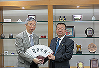 Prof. Fung Tung (left), Associate Vice-President of CUHK, presents a souvenir to Prof. Zhang Ronghua, Vice-President of Jinan University